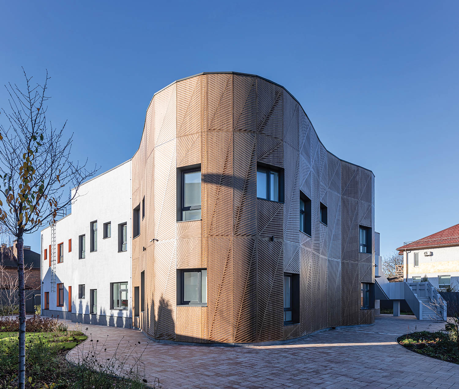 外建设施环绕灌木