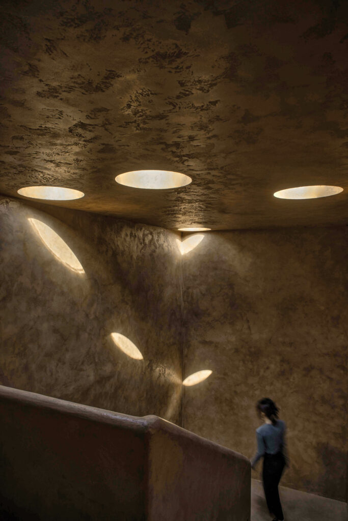 楼梯深调色调和光线