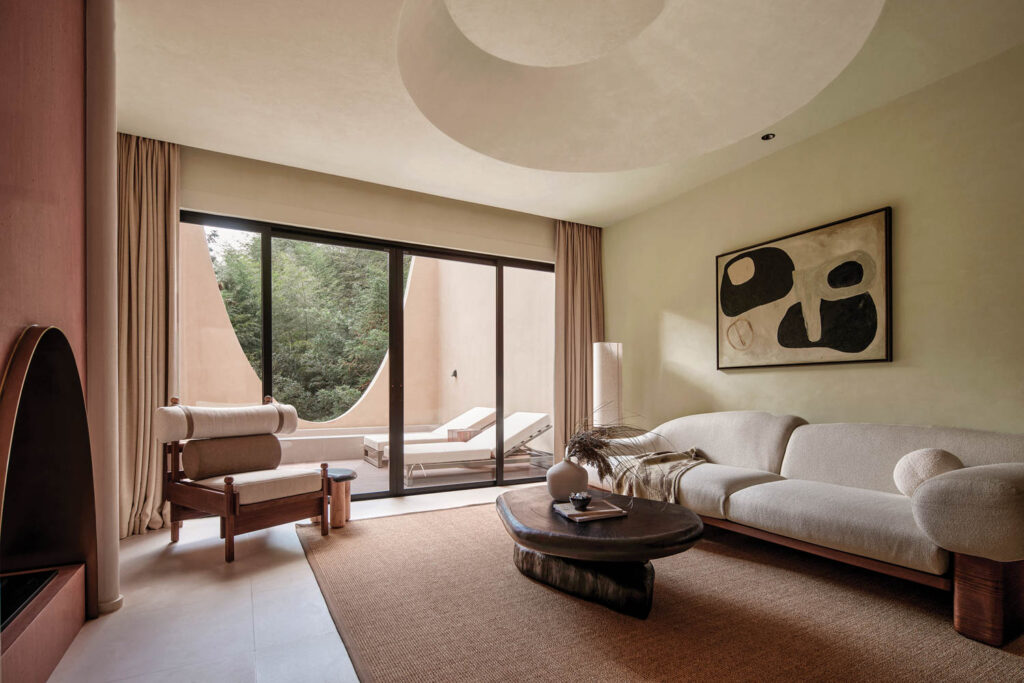 带沙发、黑白美术馆和窗外