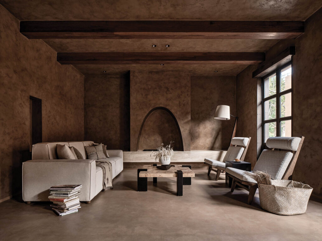 带白沙发、大叉壁炉和中性调色板的房间