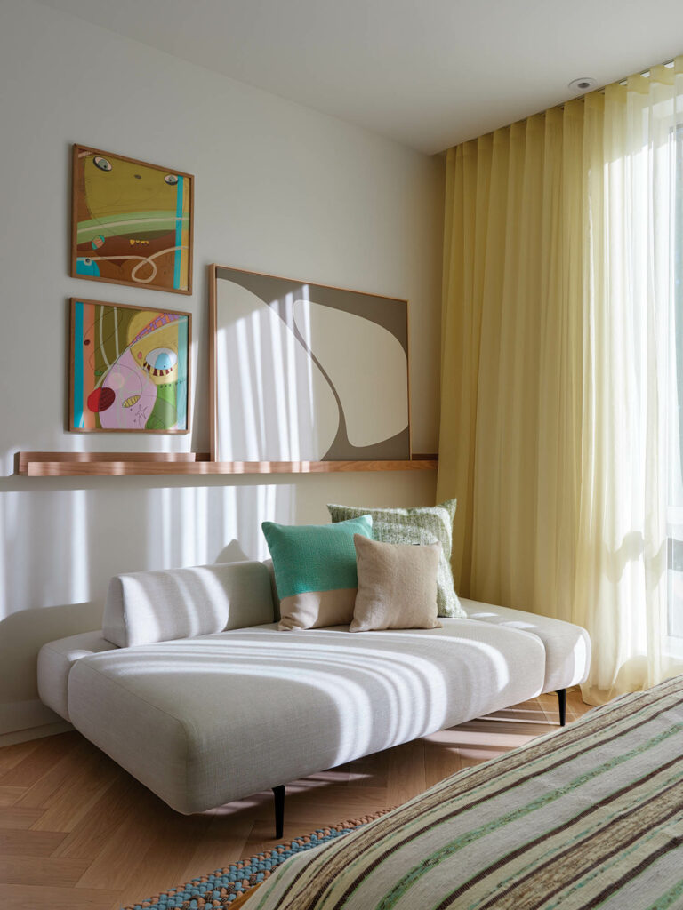 带白沙发和美术