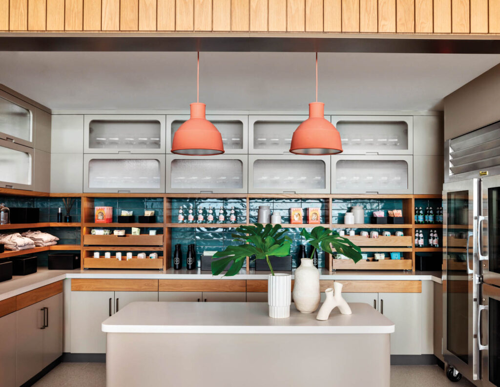 市场橙色灯从天花板悬起