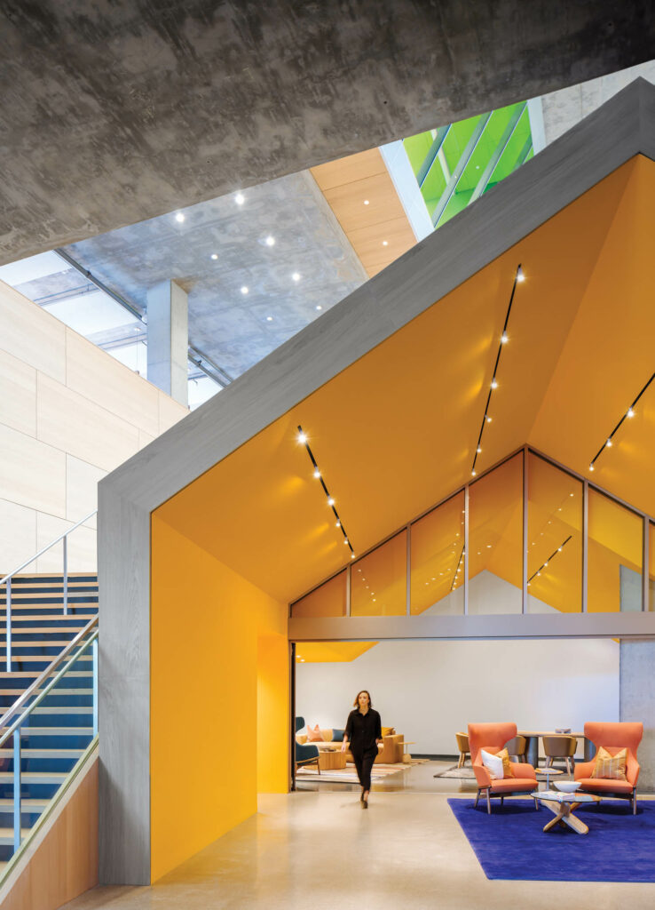 高天花板看起来像有黄墙的房子