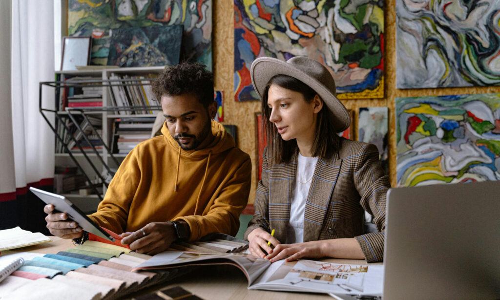 两位年轻设计师带油漆样本