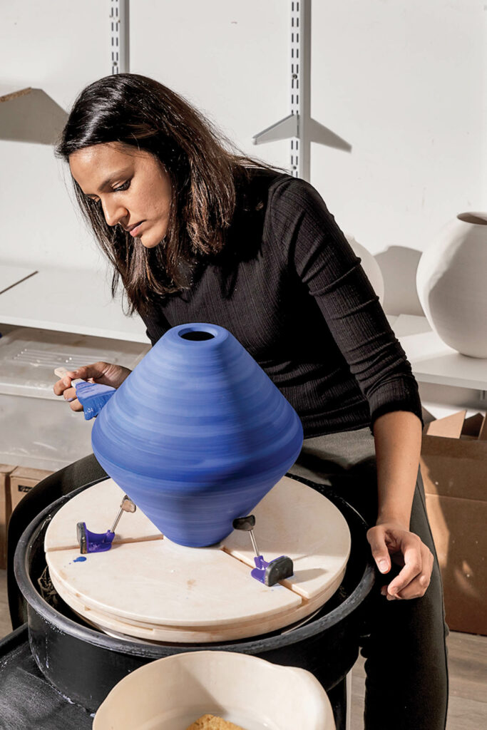 一个女人手画蓝云陶瓷珠