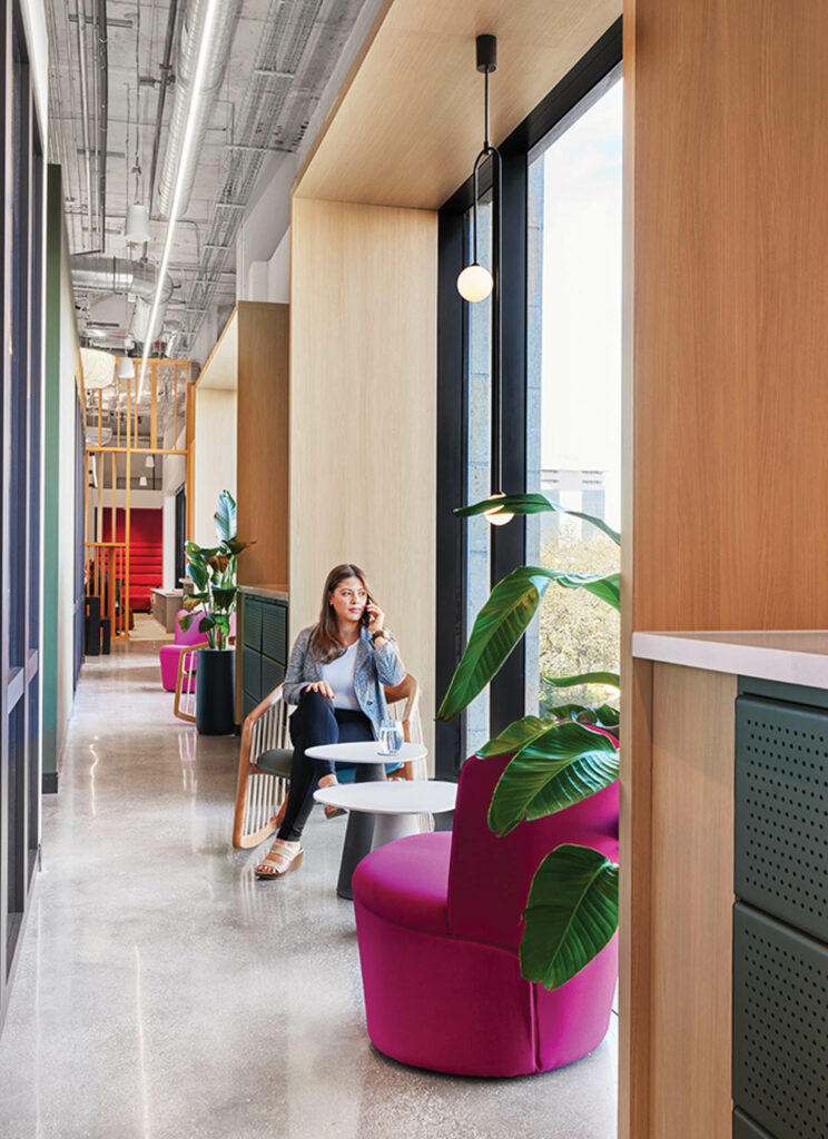 一个女人靠窗工作