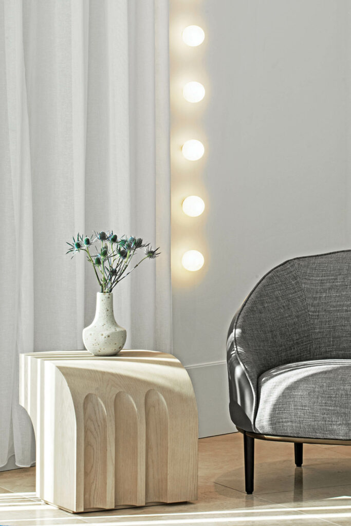 前功能通道带灰椅、列表和白窗帘