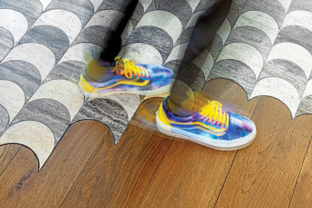 下层有马赛克瓷砖和橡木板