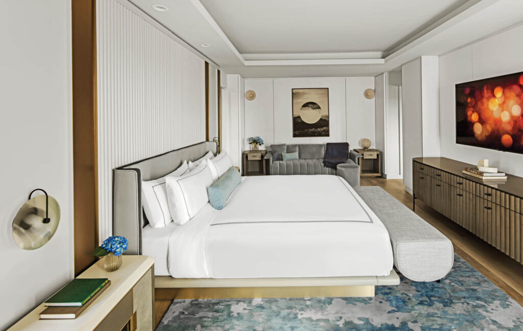 宾馆套房大床、单灰沙发区、侧表和大机台