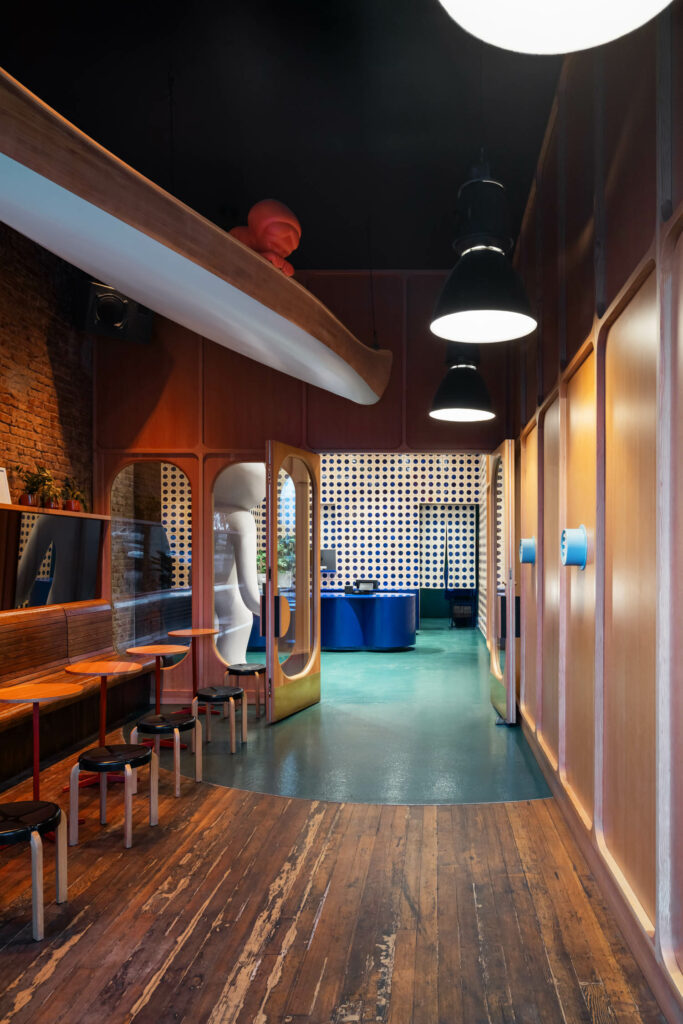 长通道去Jellyman茶馆 尾端有吉祥物