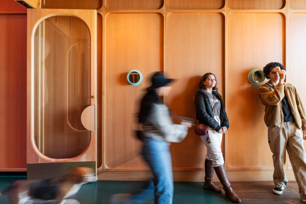 沿橙墙排队等待Jellyman茶店