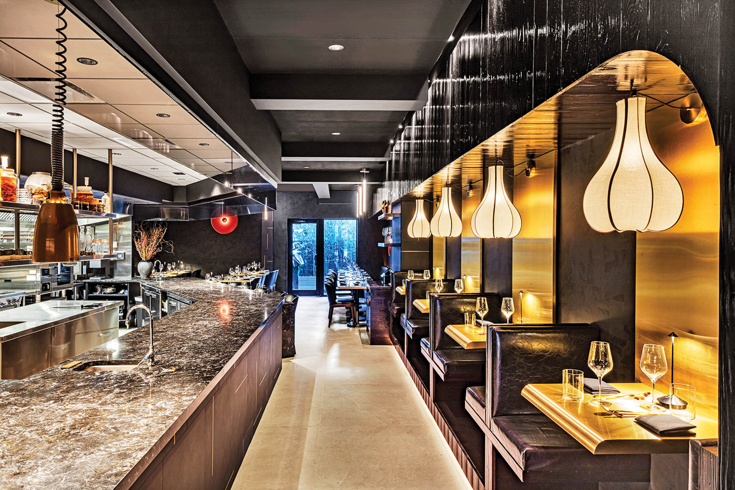 带岛、棕板椅和黄墙的自助区