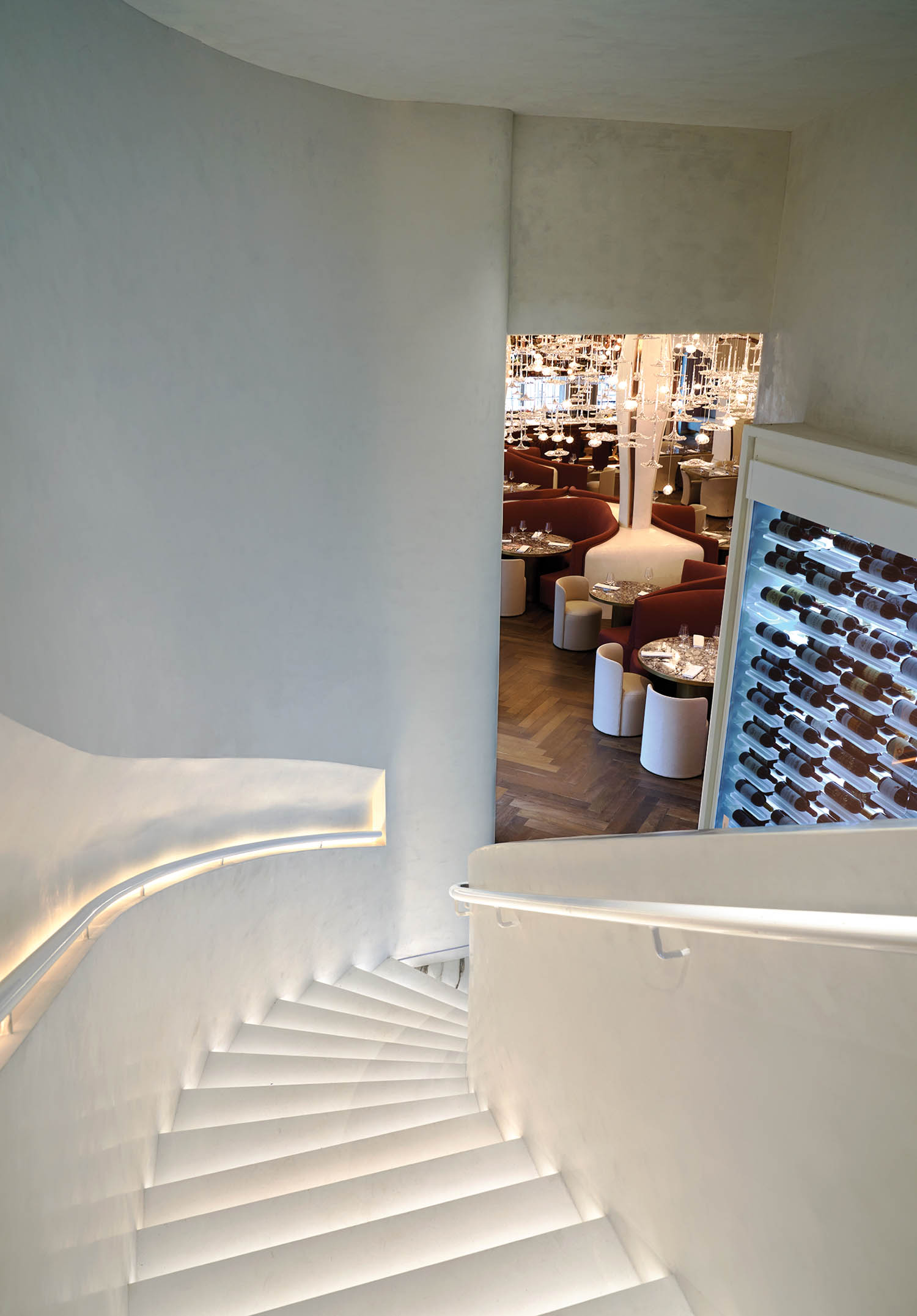 白楼梯区通楼下餐厅