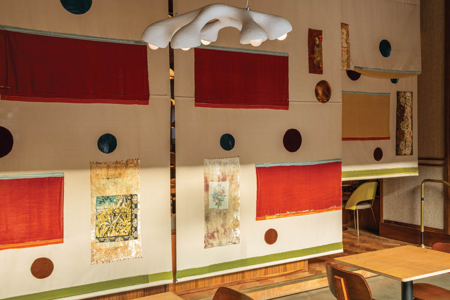 墙视图白柜和红页贴上顶