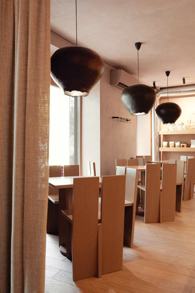 棕色椅子和深褐色照明装置顶部