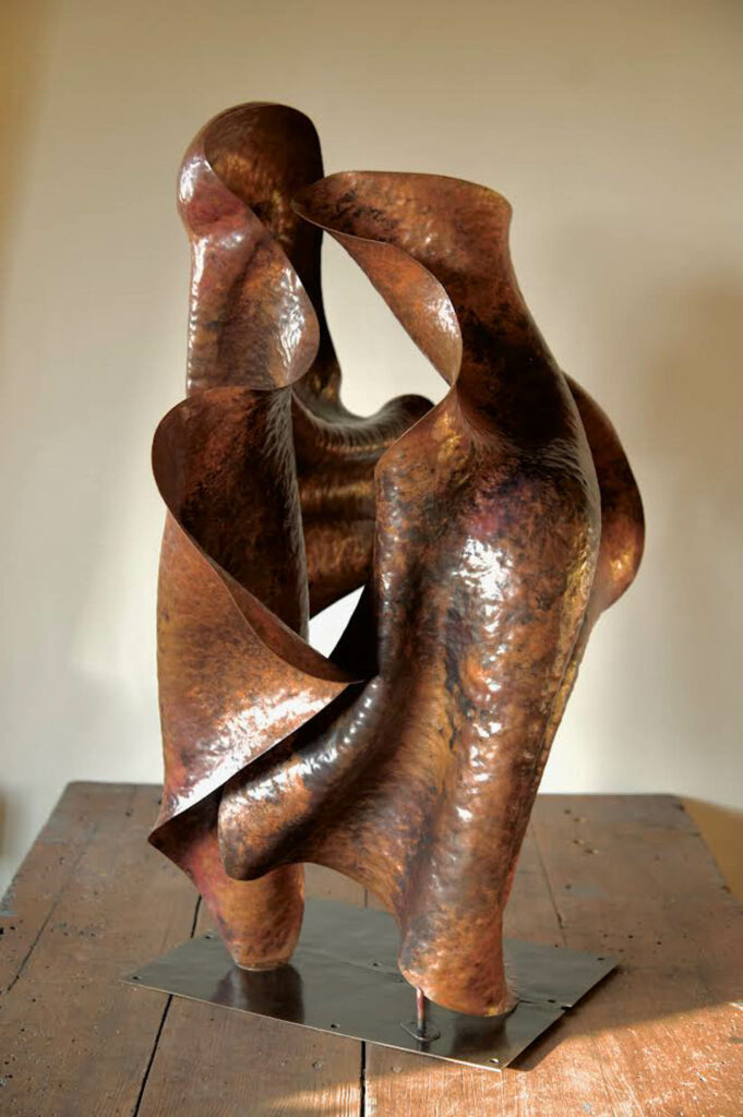 双青人形雕像对面