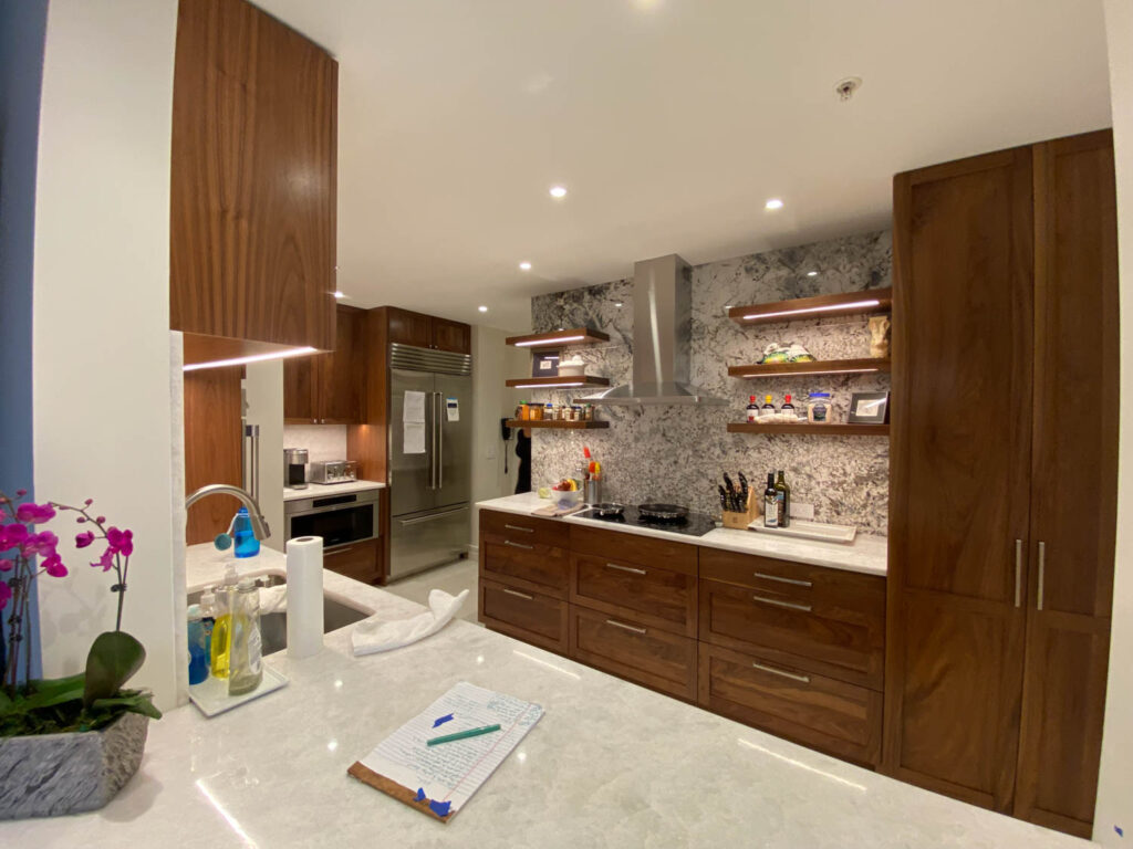 厨房翻新黑木柜和由Vedic默想启发的亮光