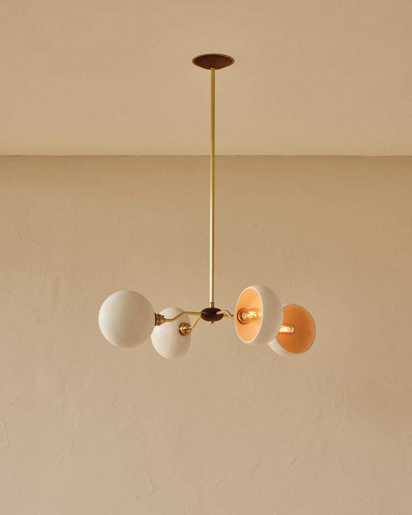 半圈吊灯从天花板下降