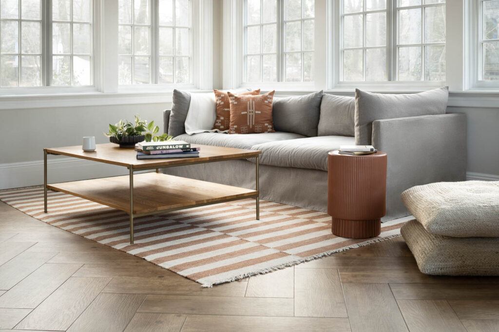 家庭室灰沙发和木桌受Vedic默想启发