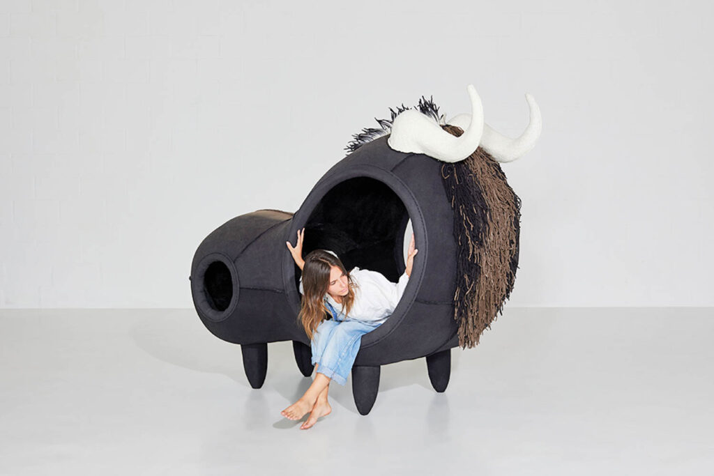 人从角形生物的侧面冒出