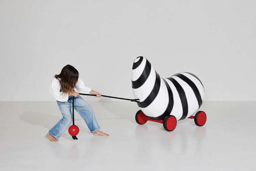 女人拉条状蠕虫式雕像