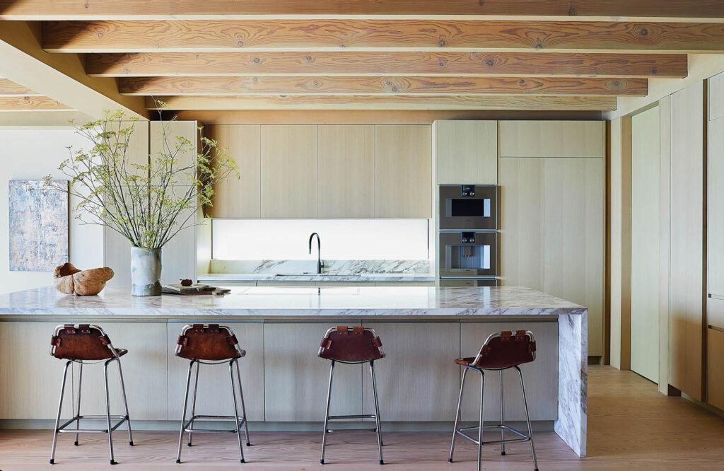 厨房大理石条、轻木柜和露天木板