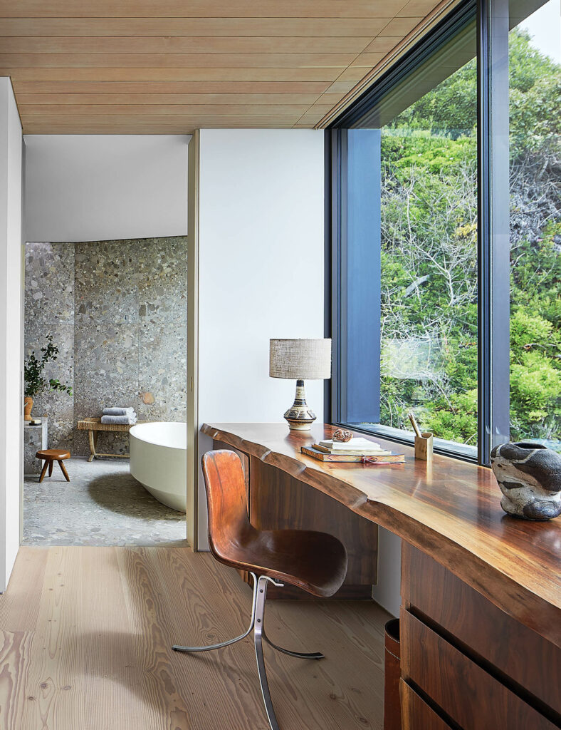 办公空间配核桃桌、橙色椅子和森林观光