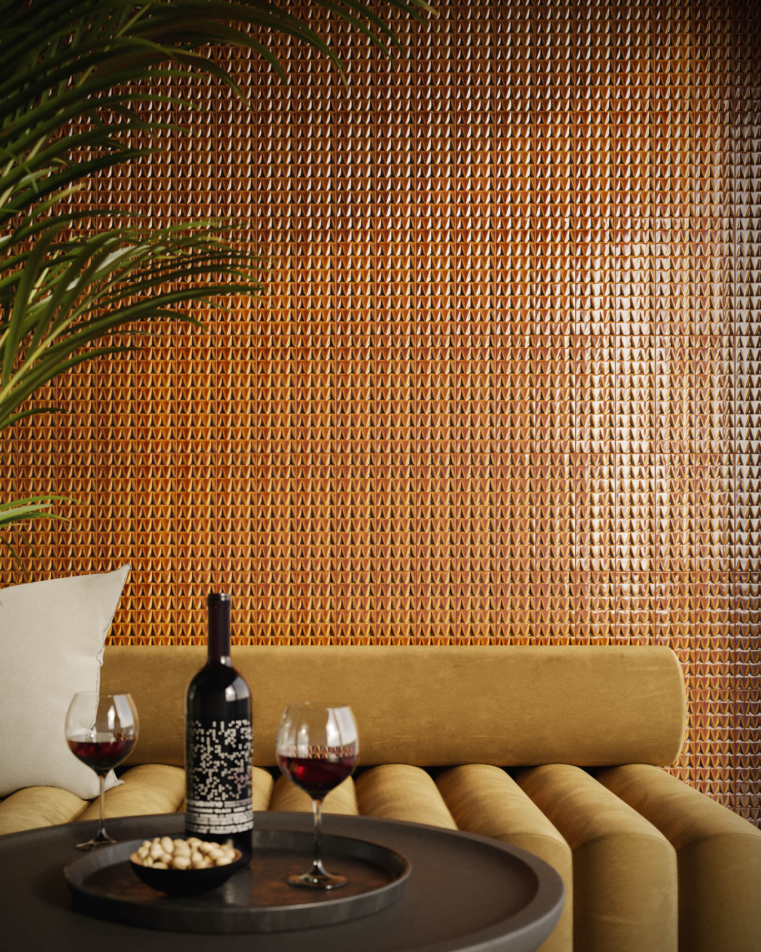 橙色平面墙前有低沙发